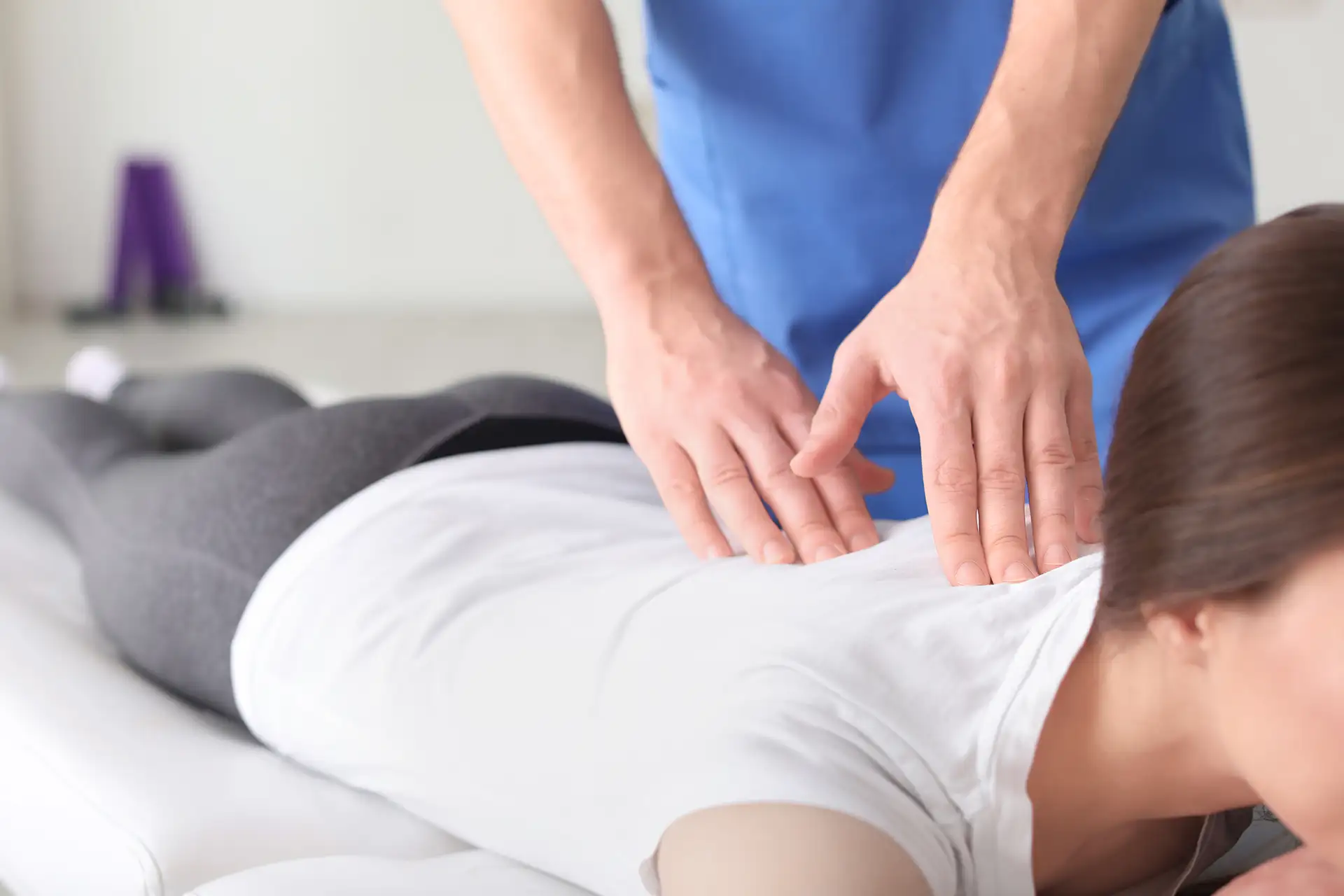 Luca Morlupo, osteopata a Foligno e Spoleto, durante un trattamento